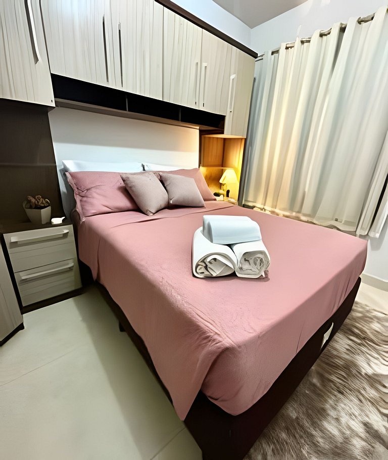 Casa com 3 suites piscina ar 1 km Shopping JL