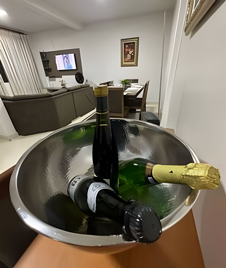 Casa com 3 suites piscina ar 1 km Shopping JL