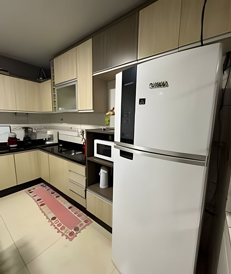 Casa com 3 suites piscina ar 1 km Shopping JL