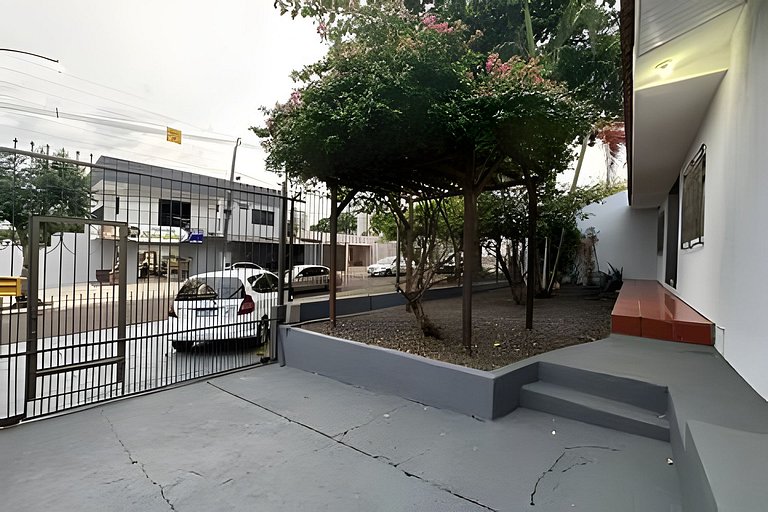 Casa com 3 suites piscina ar 1 km Shopping JL