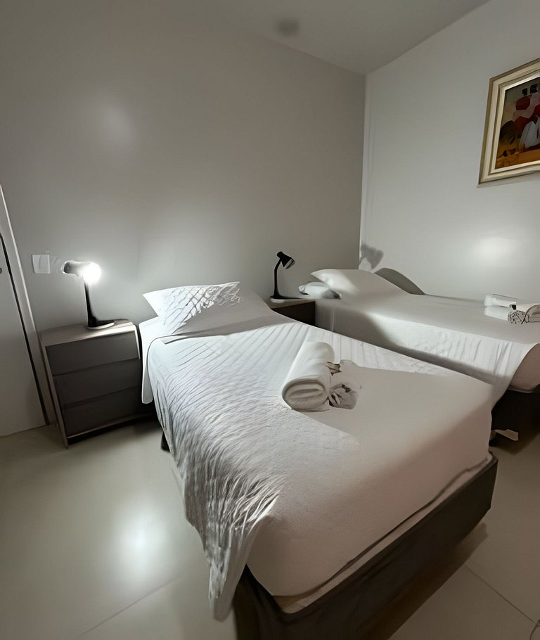Casa com 3 suites piscina ar 1 km Shopping JL