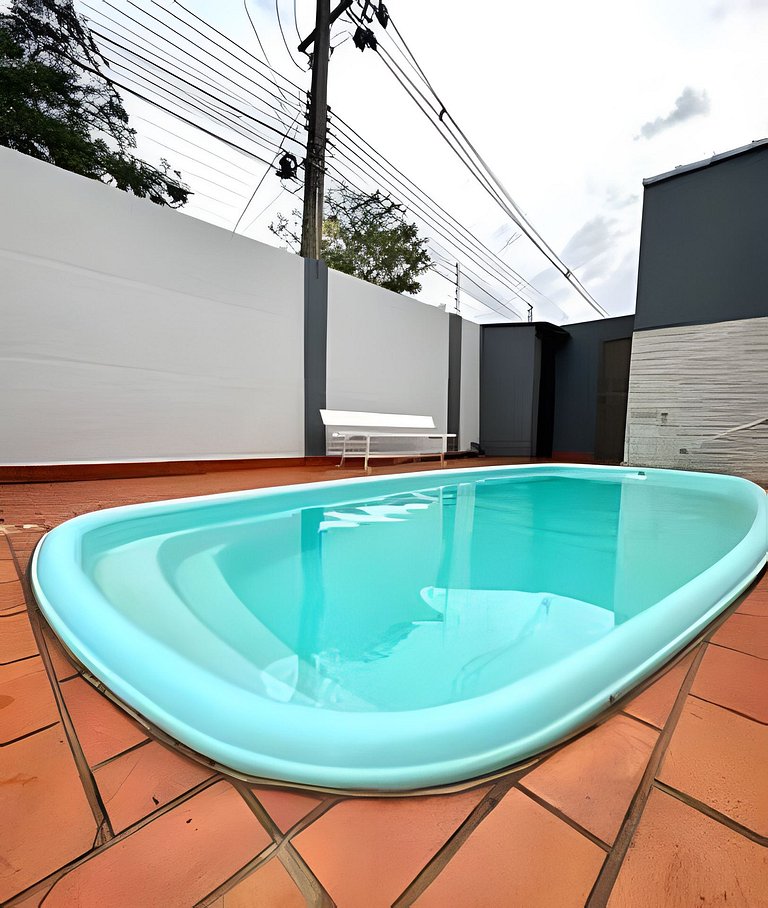 Casa com 3 suites piscina ar 1 km Shopping JL