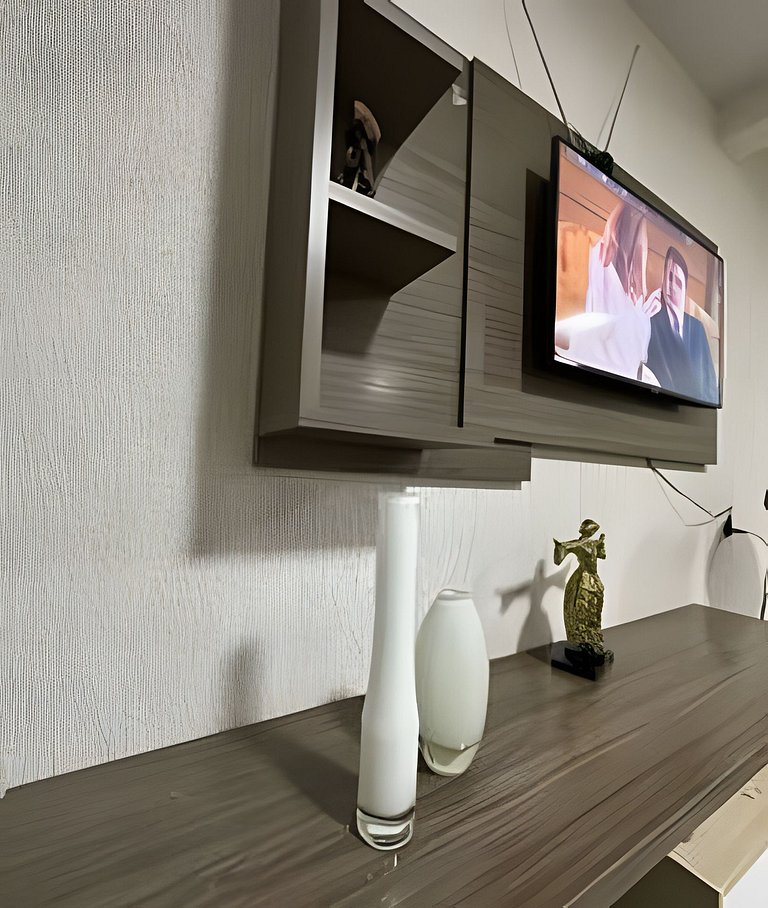 Casa com 3 suites piscina ar 1 km Shopping JL