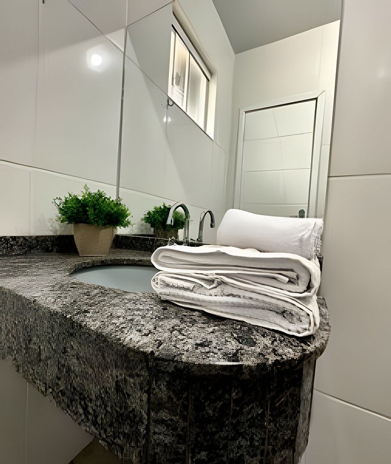 Casa com 3 suites piscina ar 1 km Shopping JL