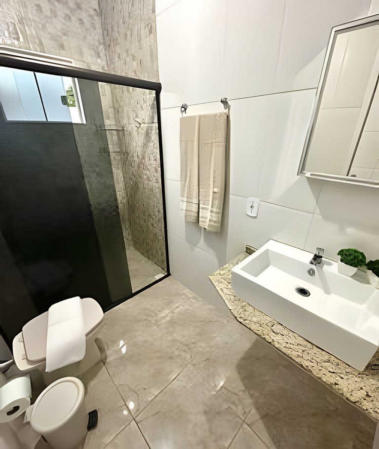 Casa com 3 suites piscina ar 1 km Shopping JL