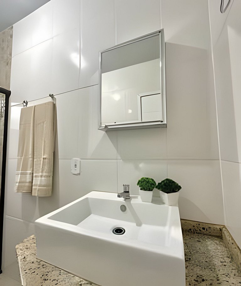 Casa com 3 suites piscina ar 1 km Shopping JL