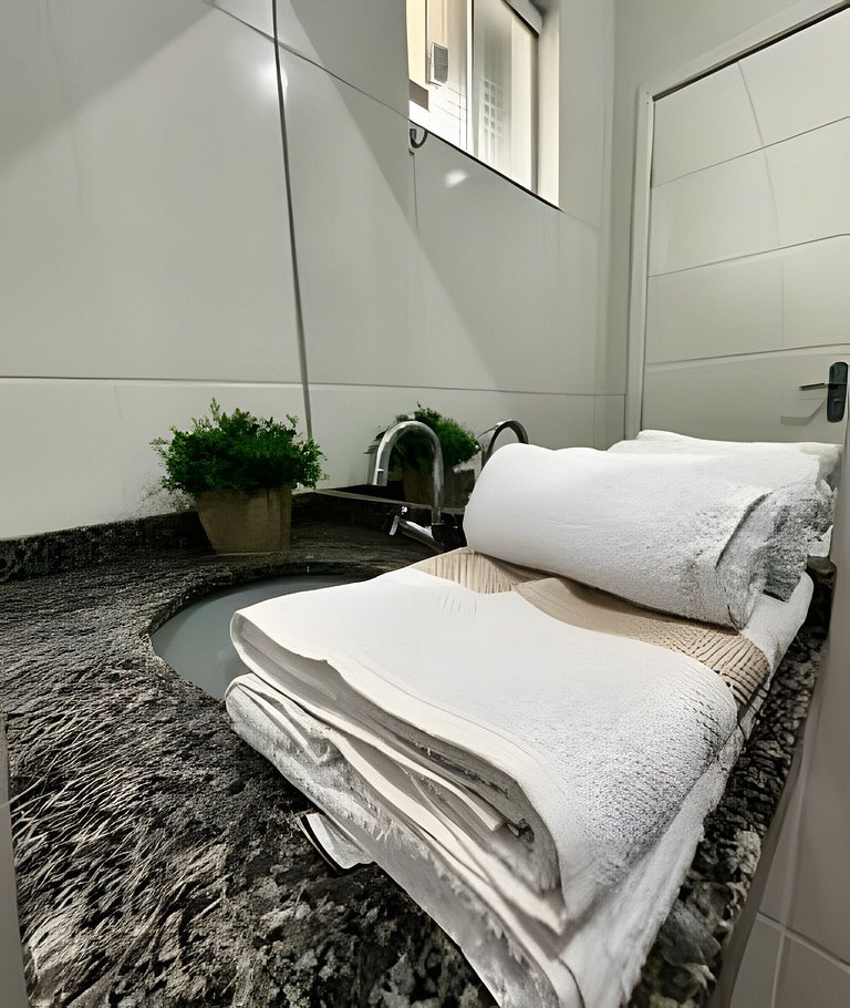 Casa com 3 suites piscina ar 1 km Shopping JL