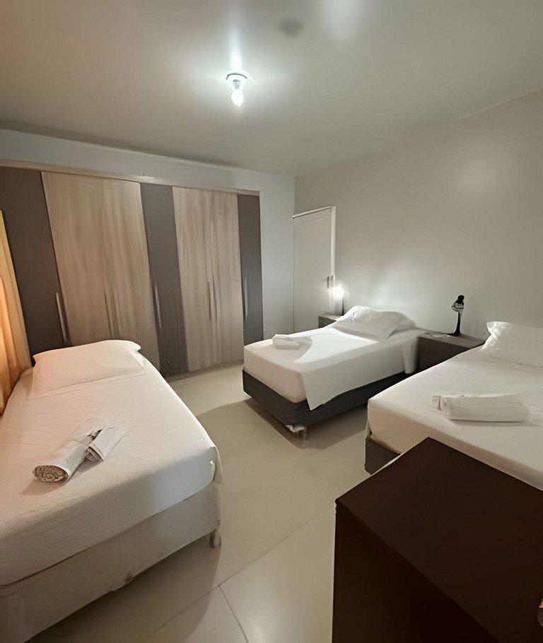 Casa com 3 suites piscina ar 1 km Shopping JL