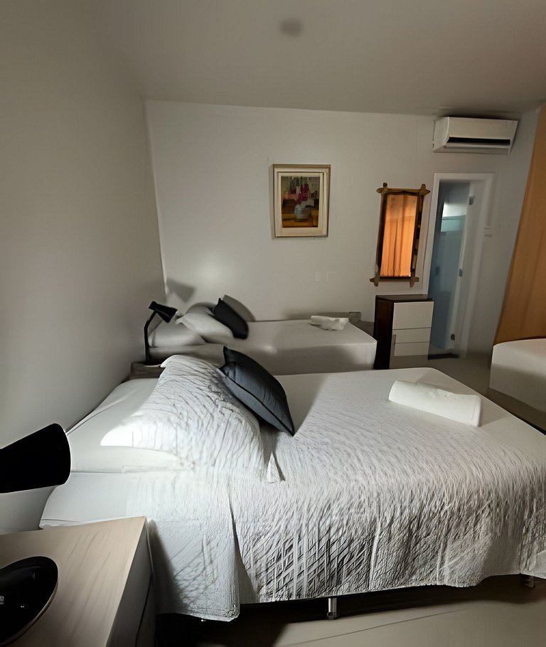 Casa com 3 suites piscina ar 1 km Shopping JL