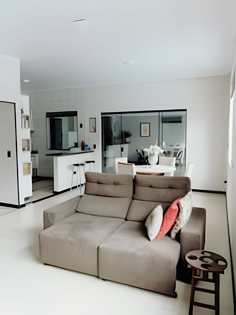 Linda casa com piscina prox. Centro