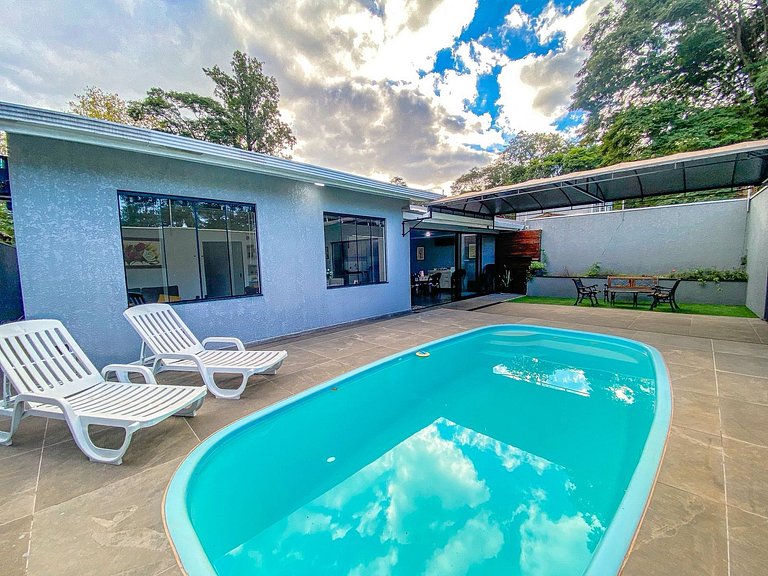 Casa com piscina região Centro pra 8 hóspedes