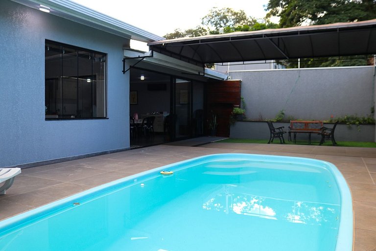 Casa com piscina região Centro pra 8 hóspedes