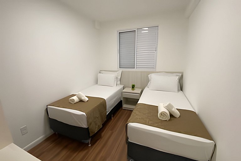 Apto  com Piscina e Jacuzzi: 2 Quartos, 5 Pessoas