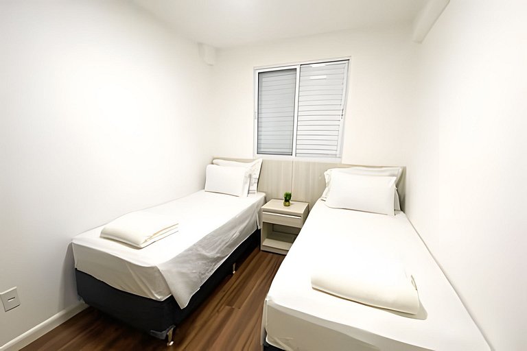 Apto  com Piscina e Jacuzzi: 2 Quartos, 5 Pessoas