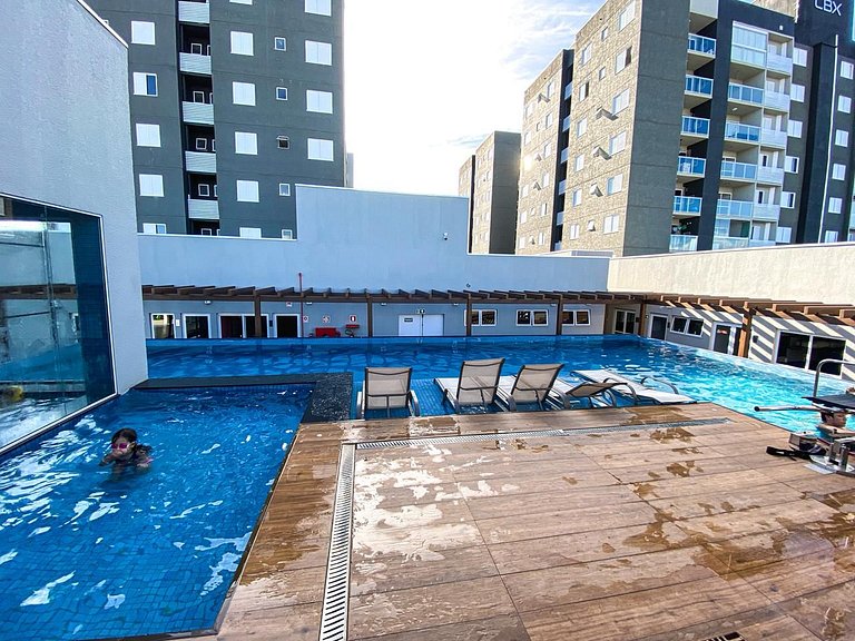 Apto com Piscina de Borda Infinita para 5 pessoas