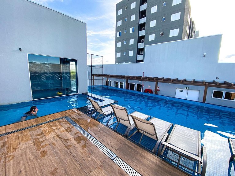 Apto com Piscina de Borda Infinita para 5 pessoas