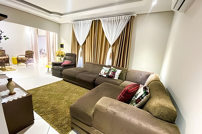 Casa Familiar com Piscina – 1 Suíte e 2 Quartos