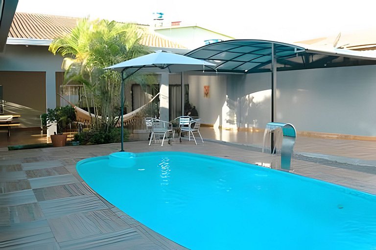 Casa Familiar com Piscina – 1 Suíte e 2 Quartos