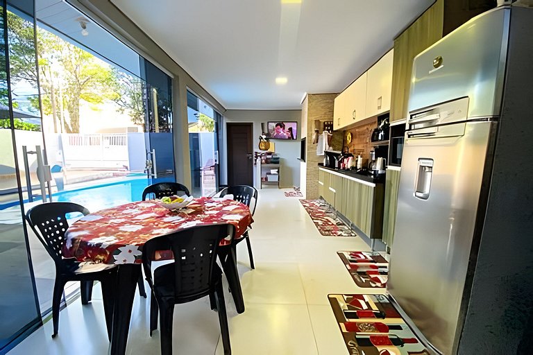 Casa Familiar com Piscina – 1 Suíte e 2 Quartos