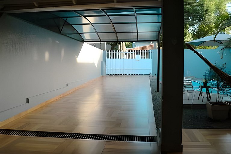 Casa Familiar com Piscina – 1 Suíte e 2 Quartos
