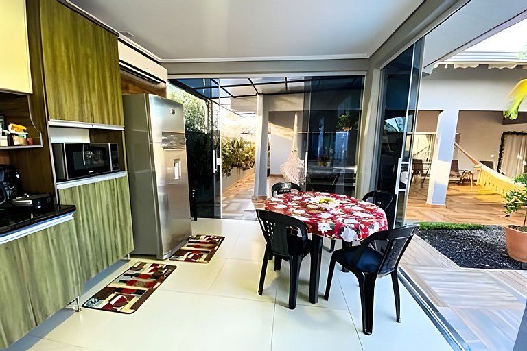Casa Familiar com Piscina – 1 Suíte e 2 Quartos