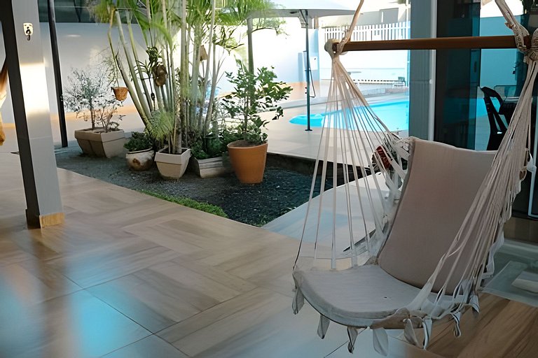 Casa Familiar com Piscina – 1 Suíte e 2 Quartos