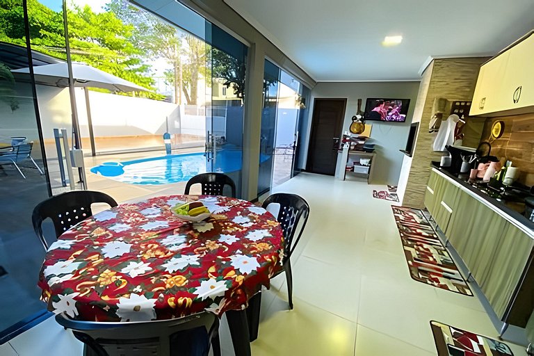 Casa Familiar com Piscina – 1 Suíte e 2 Quartos