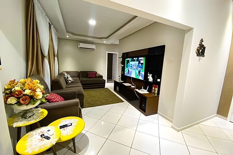 Casa Familiar com Piscina – 1 Suíte e 2 Quartos