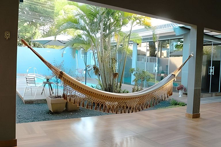 Casa Familiar com Piscina – 1 Suíte e 2 Quartos