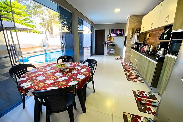 Casa Familiar com Piscina – 1 Suíte e 2 Quartos
