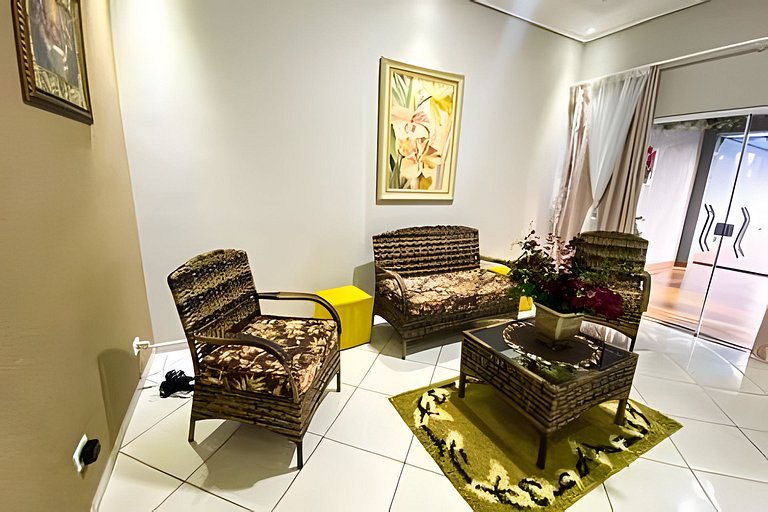 Casa Familiar com Piscina – 1 Suíte e 2 Quartos
