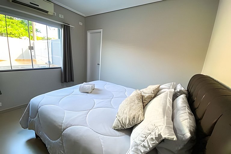 Casa Familiar com Piscina – 1 Suíte e 2 Quartos