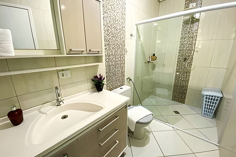 Casa Familiar com Piscina – 1 Suíte e 2 Quartos