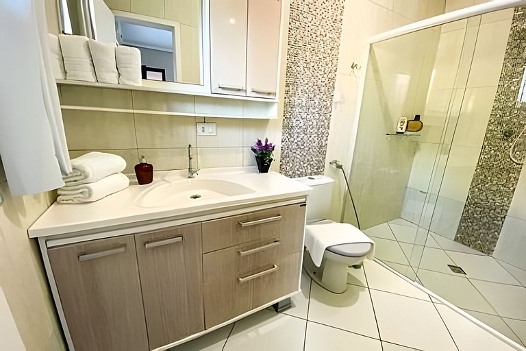 Casa Familiar com Piscina – 1 Suíte e 2 Quartos