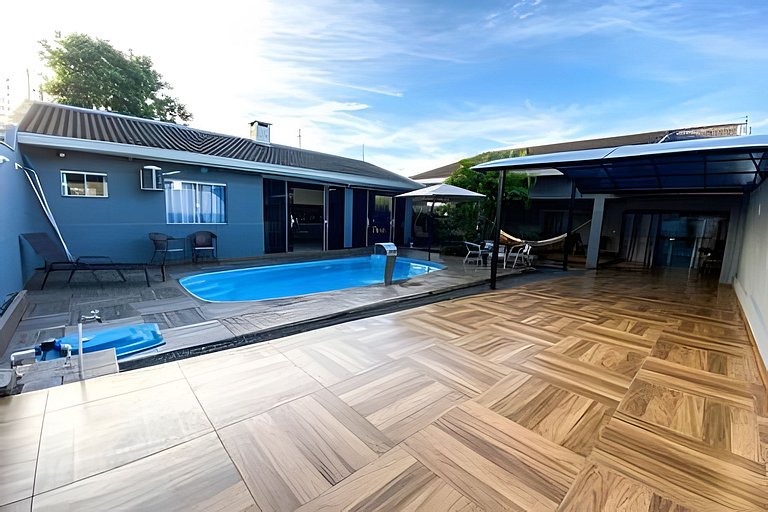 Casa Familiar com Piscina – 1 Suíte e 2 Quartos