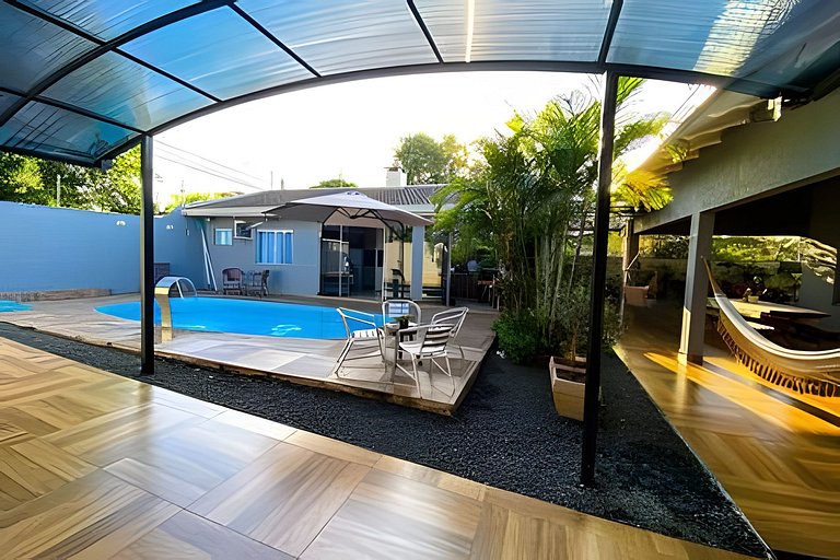 Casa Familiar com Piscina – 1 Suíte e 2 Quartos