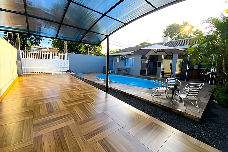 Casa Familiar com Piscina – 1 Suíte e 2 Quartos