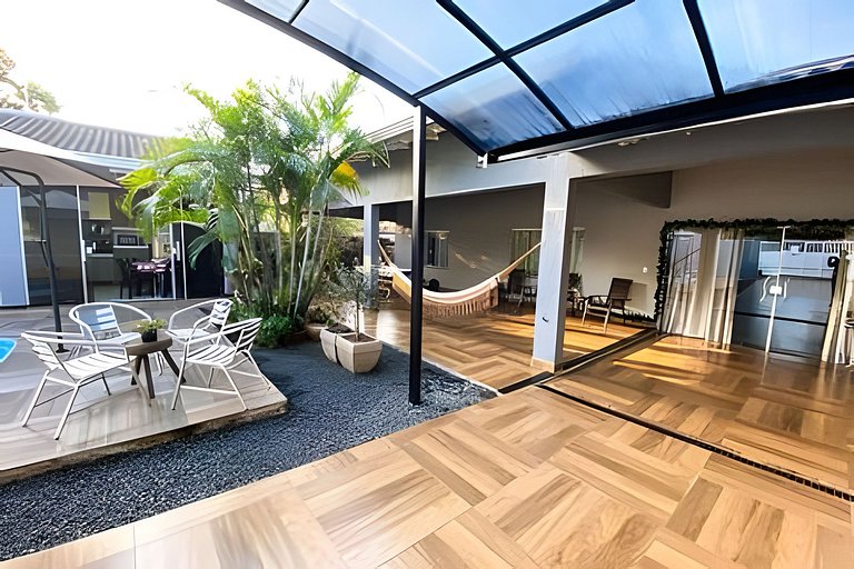 Casa Familiar com Piscina – 1 Suíte e 2 Quartos