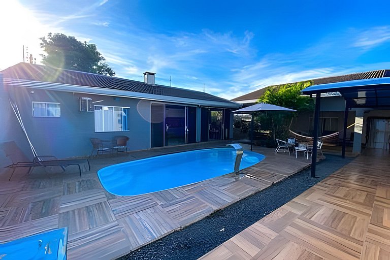 Casa Familiar com Piscina – 1 Suíte e 2 Quartos