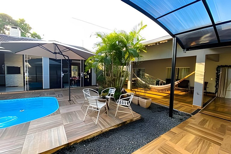 Casa Familiar com Piscina – 1 Suíte e 2 Quartos