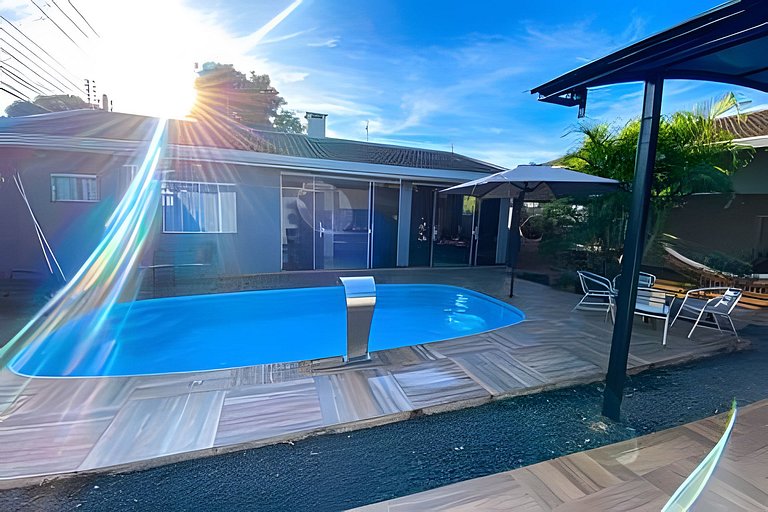 Casa Familiar com Piscina – 1 Suíte e 2 Quartos