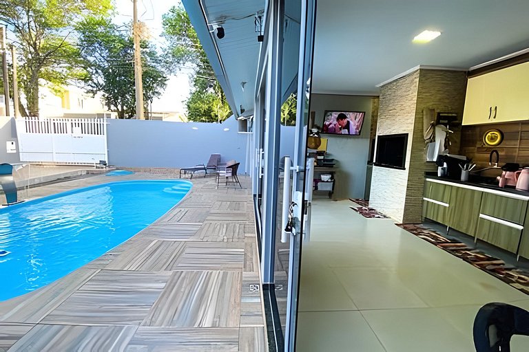 Casa Familiar com Piscina – 1 Suíte e 2 Quartos