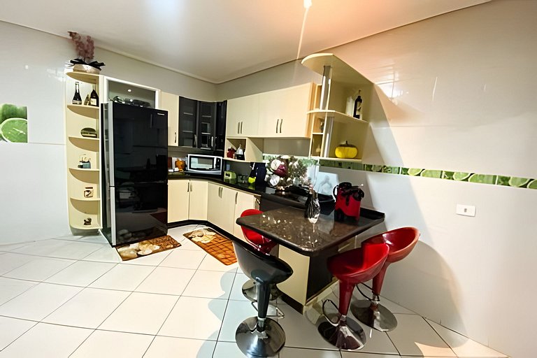 Casa Familiar com Piscina – 1 Suíte e 2 Quartos