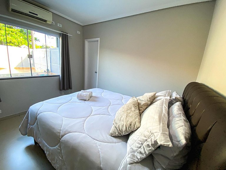 Casa Familiar com Piscina – 1 Suíte e 2 Quartos
