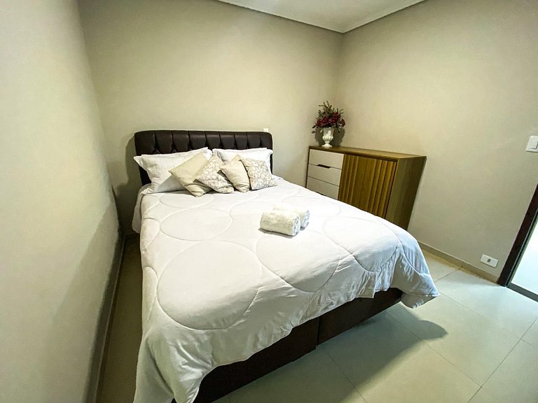 Casa Familiar com Piscina – 1 Suíte e 2 Quartos