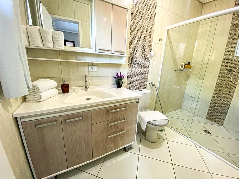Casa Familiar com Piscina – 1 Suíte e 2 Quartos