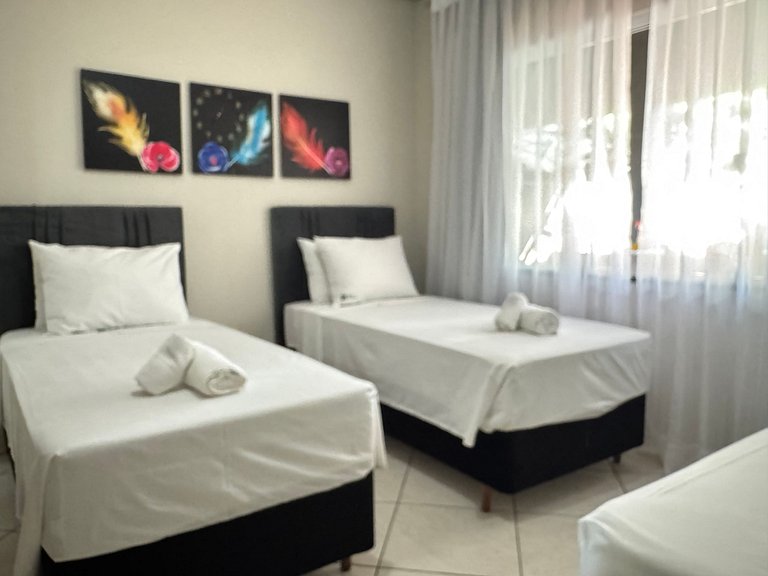 Casa Familiar com Piscina – 1 Suíte e 2 Quartos