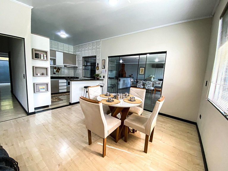 Linda casa com piscina prox. Centro