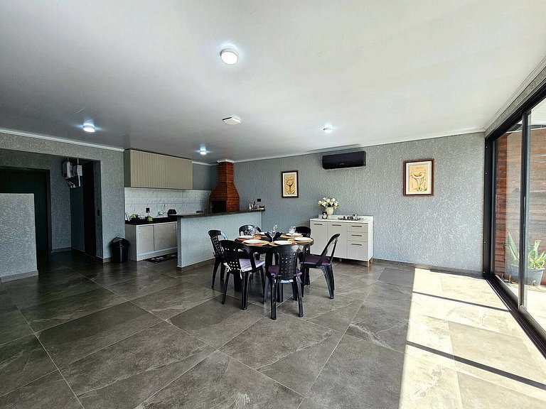 Linda casa com piscina prox. Centro
