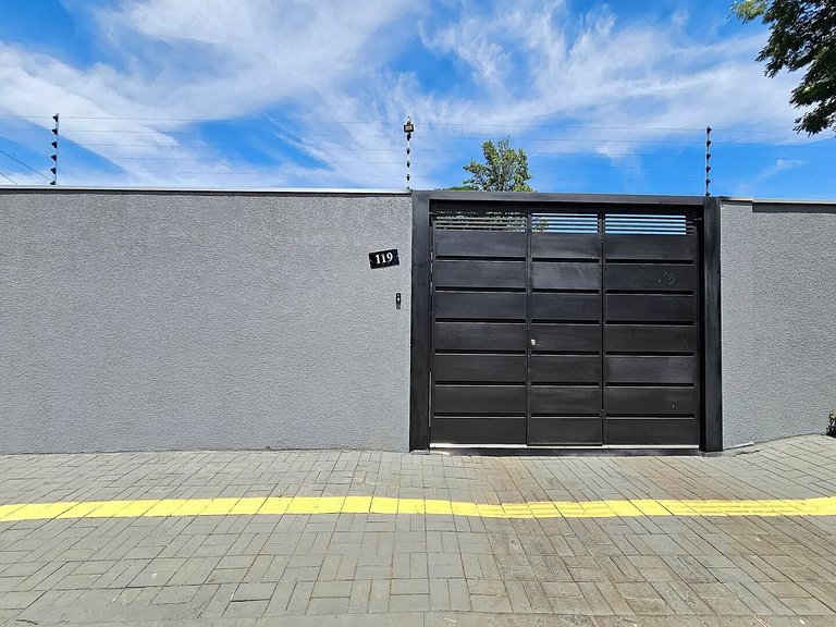 Linda casa com piscina prox. Centro